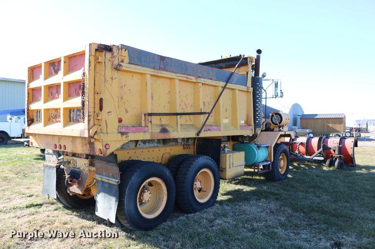 image for item DC3587 1994 Oshkosh PA-2546-4 dump truck