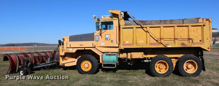 image for item DC3587 1994 Oshkosh PA-2546-4 dump truck