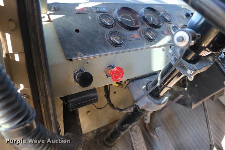 image for item DC3587 1994 Oshkosh PA-2546-4 dump truck