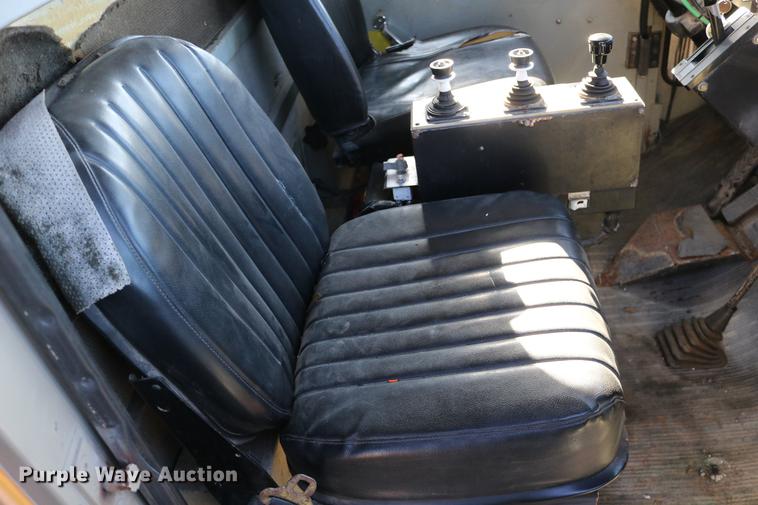 image for item DC3587 1994 Oshkosh PA-2546-4 dump truck