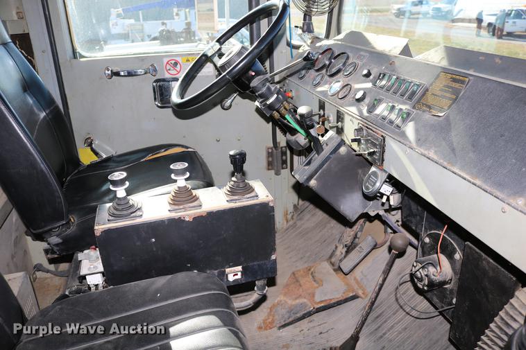 image for item DC3587 1994 Oshkosh PA-2546-4 dump truck