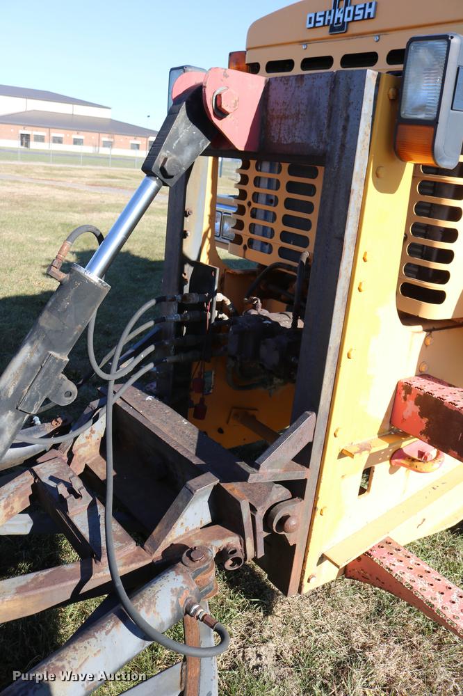 image for item DC3587 1994 Oshkosh PA-2546-4 dump truck