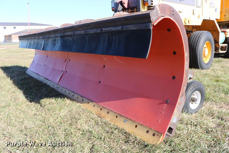 image for item DC3587 1994 Oshkosh PA-2546-4 dump truck