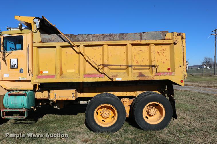image for item DC3587 1994 Oshkosh PA-2546-4 dump truck