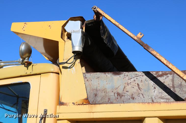 image for item DC3587 1994 Oshkosh PA-2546-4 dump truck