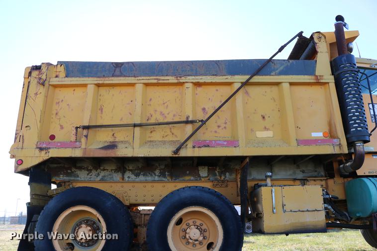 image for item DC3587 1994 Oshkosh PA-2546-4 dump truck