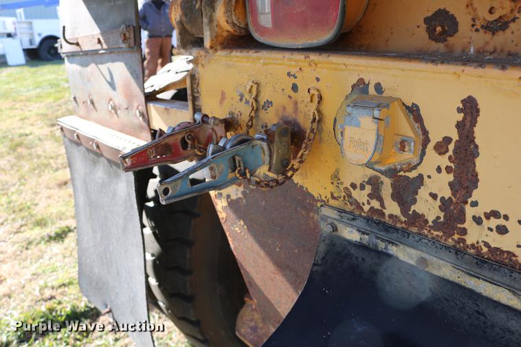 image for item DC3587 1994 Oshkosh PA-2546-4 dump truck