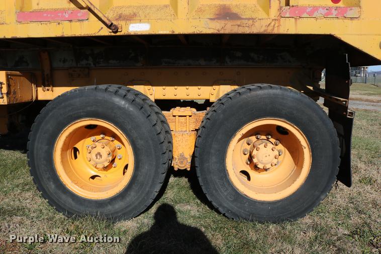 image for item DC3587 1994 Oshkosh PA-2546-4 dump truck