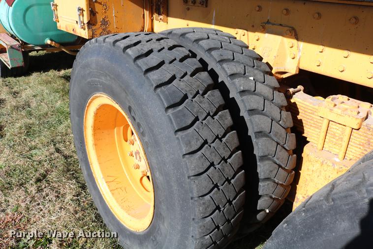 image for item DC3587 1994 Oshkosh PA-2546-4 dump truck