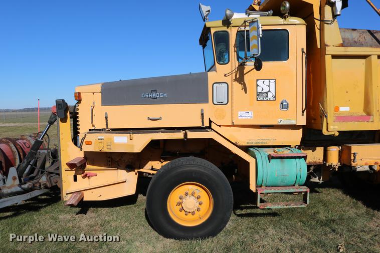 image for item DC3587 1994 Oshkosh PA-2546-4 dump truck
