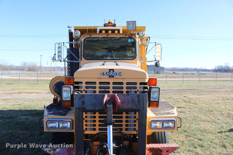 image for item DC3587 1994 Oshkosh PA-2546-4 dump truck