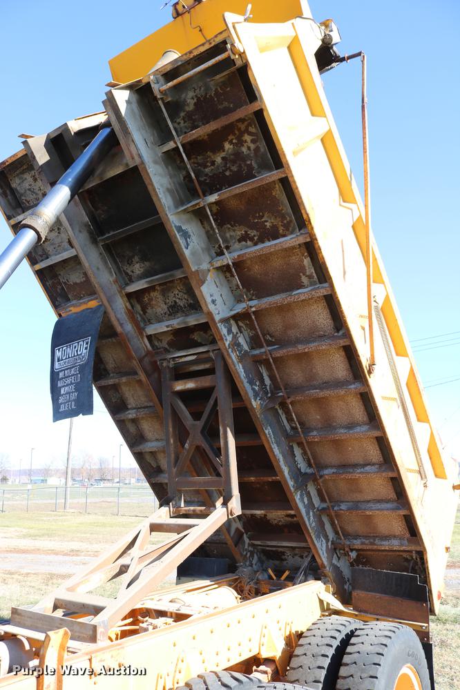 image for item DC3587 1994 Oshkosh PA-2546-4 dump truck