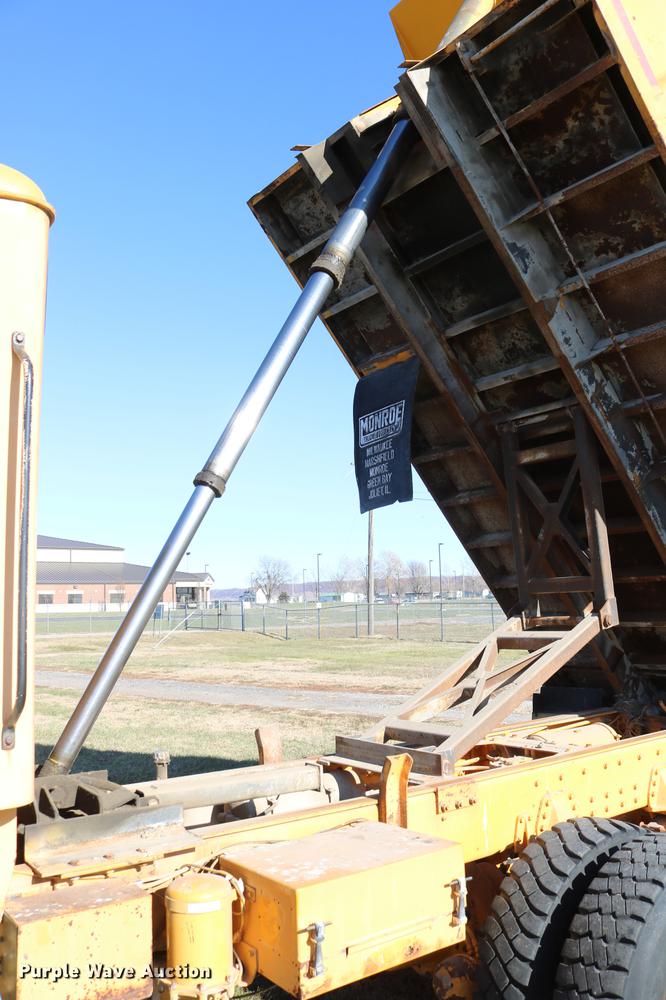 image for item DC3587 1994 Oshkosh PA-2546-4 dump truck
