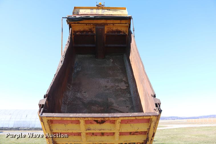 image for item DC3587 1994 Oshkosh PA-2546-4 dump truck