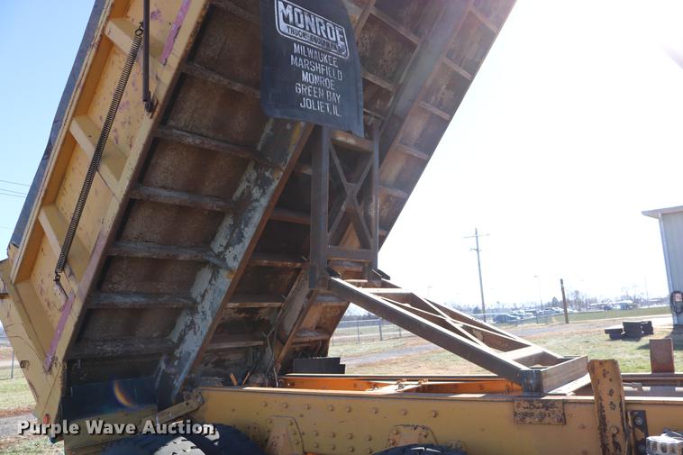 image for item DC3587 1994 Oshkosh PA-2546-4 dump truck