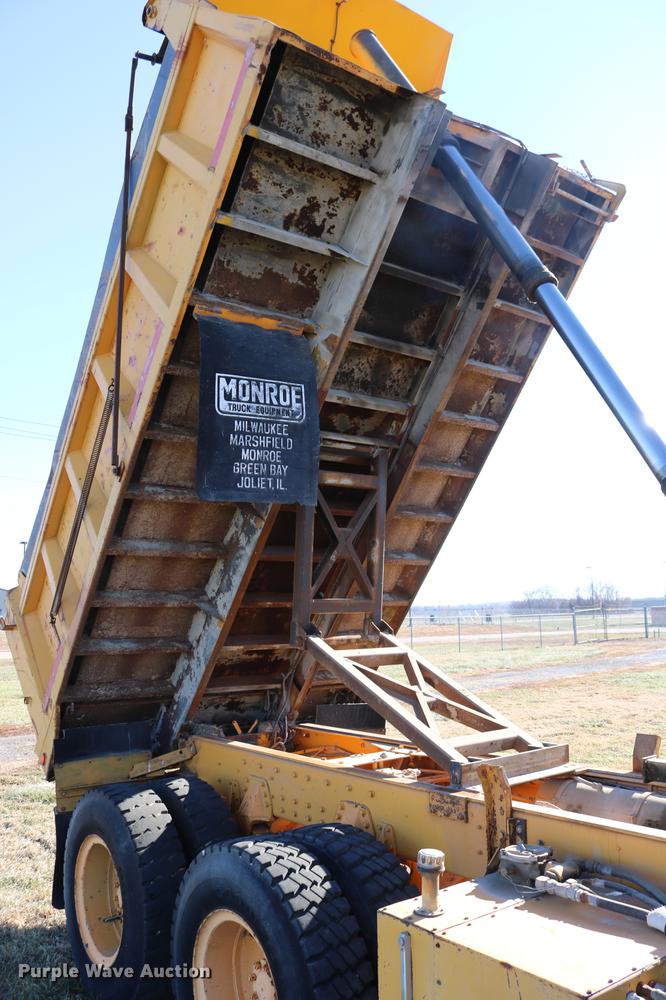 image for item DC3587 1994 Oshkosh PA-2546-4 dump truck