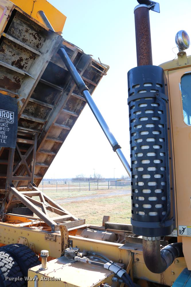 image for item DC3587 1994 Oshkosh PA-2546-4 dump truck