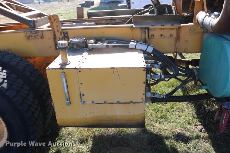 image for item DC3587 1994 Oshkosh PA-2546-4 dump truck