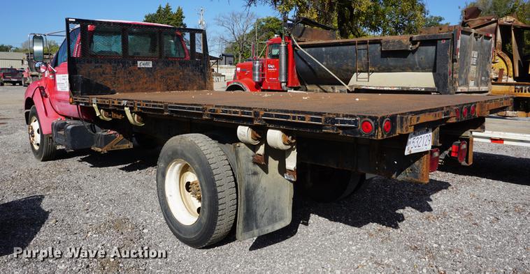 image for item DC5253 2000 Ford F650 flatbed truck