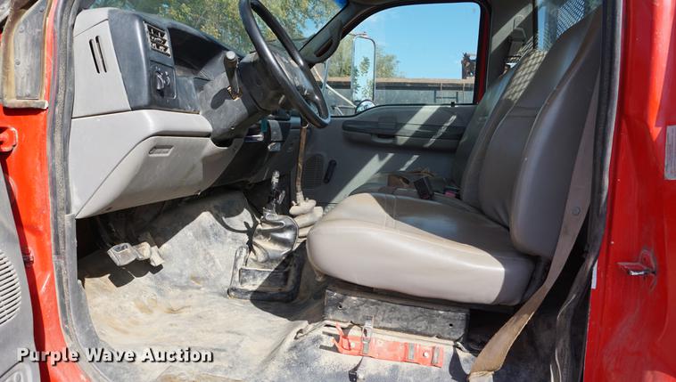 image for item DC5253 2000 Ford F650 flatbed truck