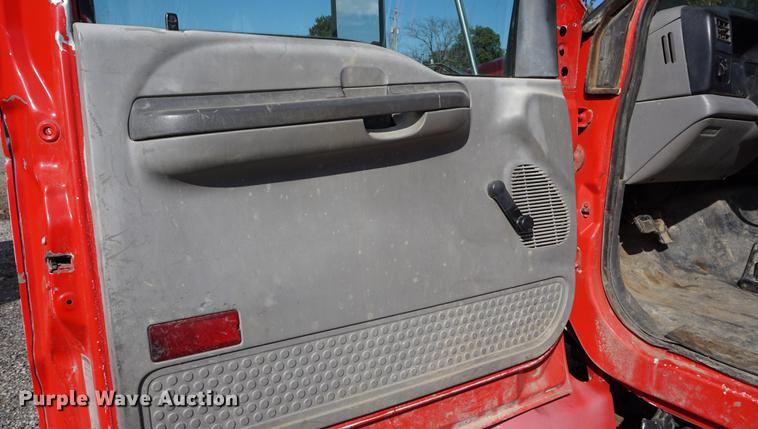 image for item DC5253 2000 Ford F650 flatbed truck