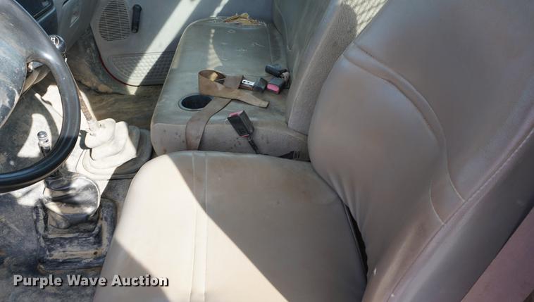 image for item DC5253 2000 Ford F650 flatbed truck