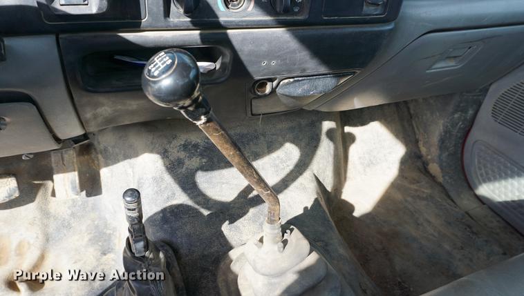 image for item DC5253 2000 Ford F650 flatbed truck