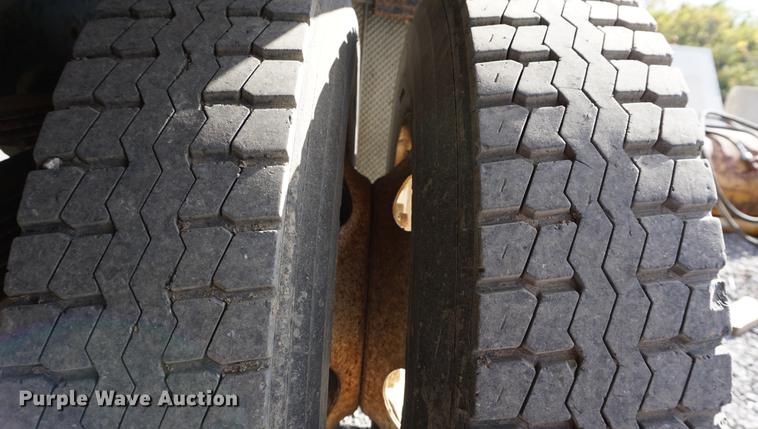 image for item DC5253 2000 Ford F650 flatbed truck