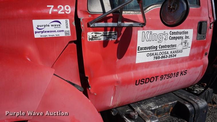 image for item DC5253 2000 Ford F650 flatbed truck