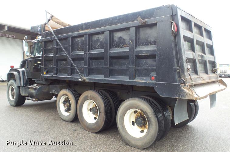 image for item DC5729 1995 Ford LT9000 dump truck
