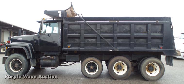 image for item DC5729 1995 Ford LT9000 dump truck