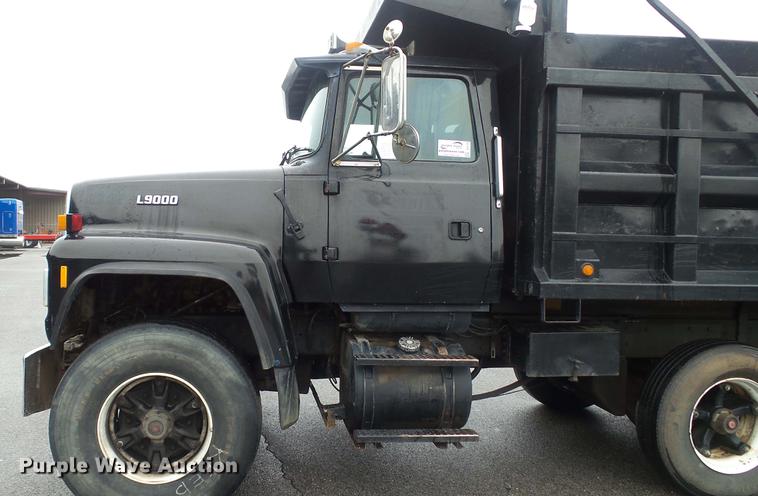 image for item DC5729 1995 Ford LT9000 dump truck