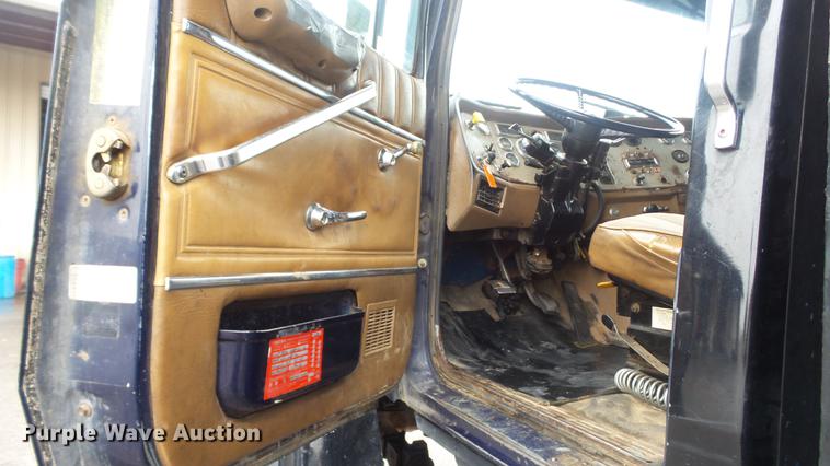 image for item DC5729 1995 Ford LT9000 dump truck