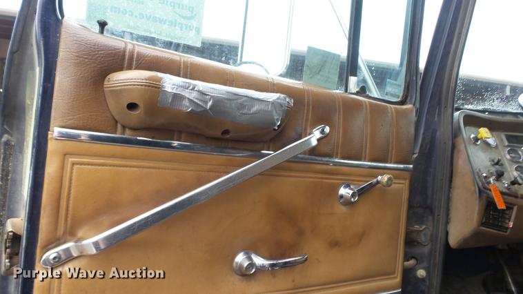 image for item DC5729 1995 Ford LT9000 dump truck