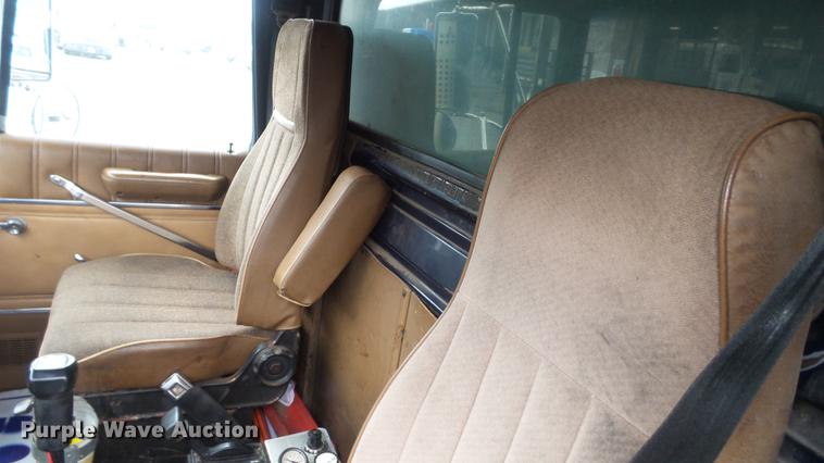 image for item DC5729 1995 Ford LT9000 dump truck