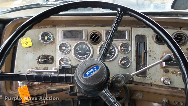 image for item DC5729 1995 Ford LT9000 dump truck