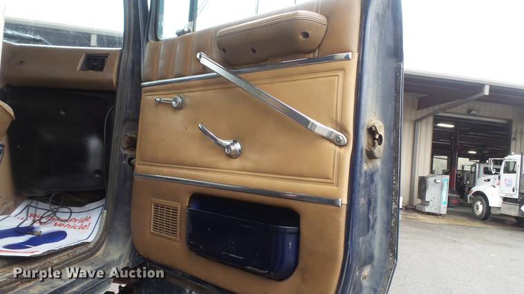 image for item DC5729 1995 Ford LT9000 dump truck