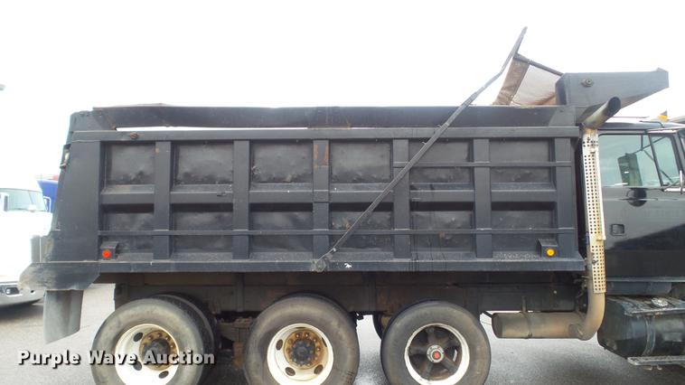 image for item DC5729 1995 Ford LT9000 dump truck
