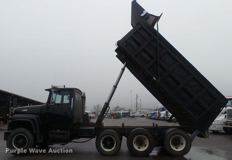 image for item DC5729 1995 Ford LT9000 dump truck