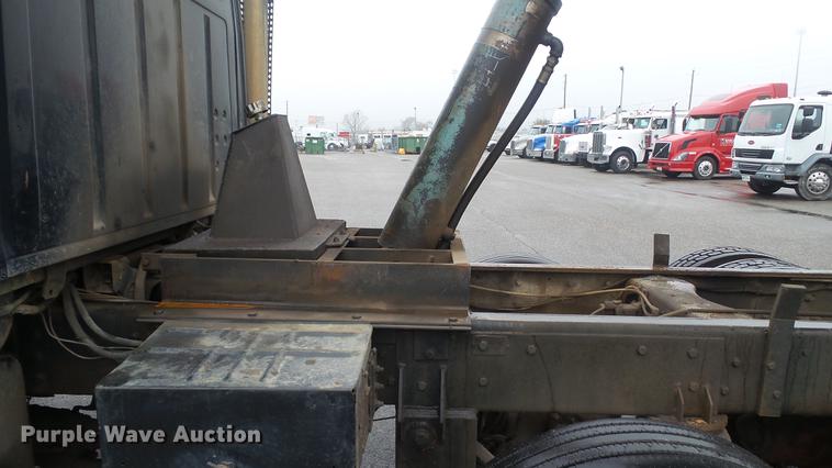 image for item DC5729 1995 Ford LT9000 dump truck