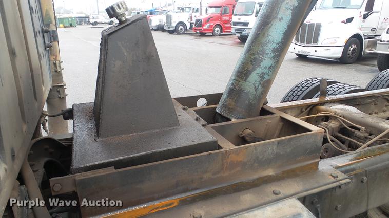 image for item DC5729 1995 Ford LT9000 dump truck