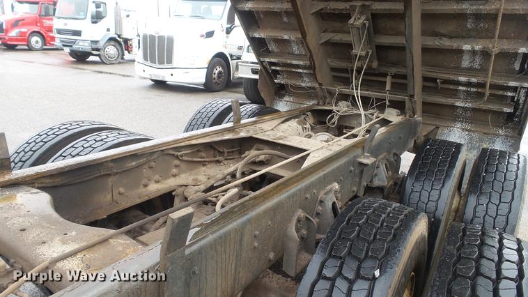 image for item DC5729 1995 Ford LT9000 dump truck