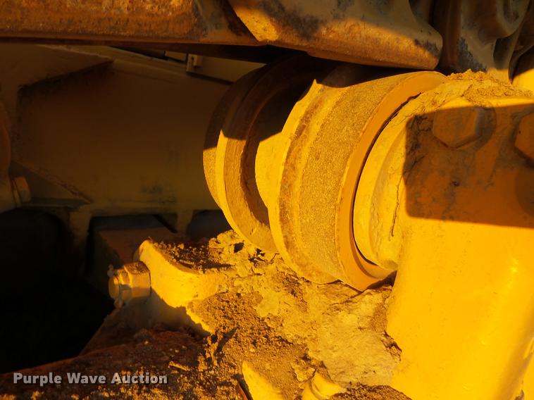 image for item DC6753 1990 Komatsu D68E-1 dozer