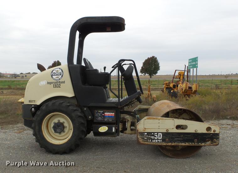 image for item DC6760 2004 Ingersoll Rand SD-450D TF single drum vibratory roller