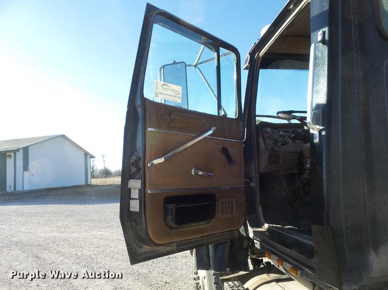image for item DC7485 1997 Ford LT8000 dump truck