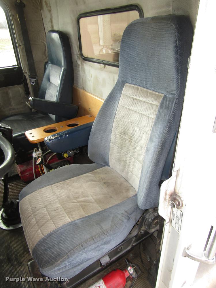 image for item DD2955 2000 Freightliner FLD120 dump truck