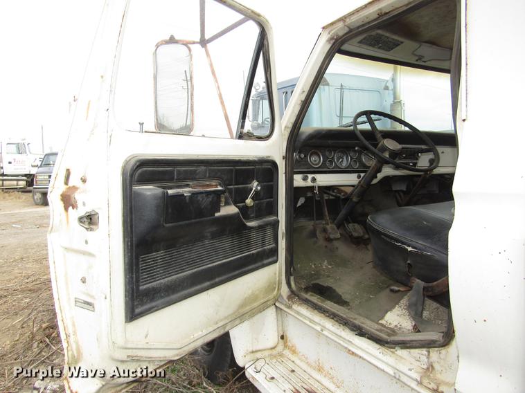 image for item DD2956 1974 Ford F600 dump truck