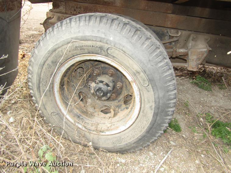 image for item DD2956 1974 Ford F600 dump truck