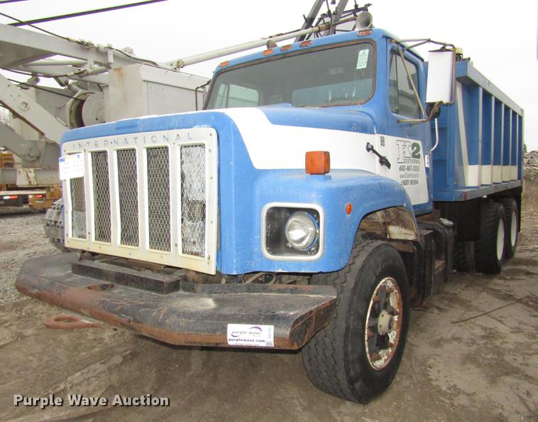 image for item DD2963 1981 International F2674 fertilizer truck