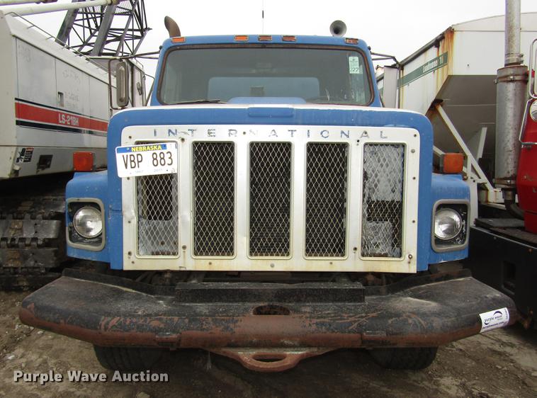 image for item DD2963 1981 International F2674 fertilizer truck